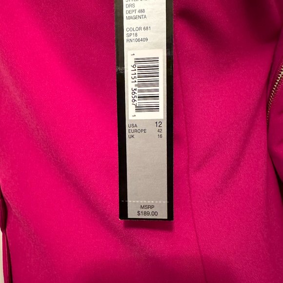 New! SLEEVELESS SCALLOP EDGE SHIFT DRESS - Picture 2 of 6